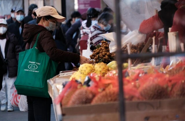 Người Mỹ giảm mua xăng dầu, chi tiêu nhiều cho thực phẩm