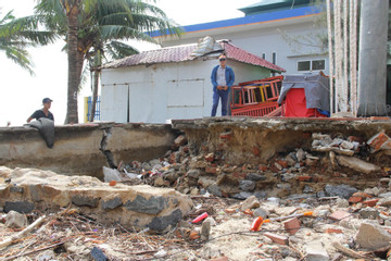 Da Nang beaches seriously damaged by floods