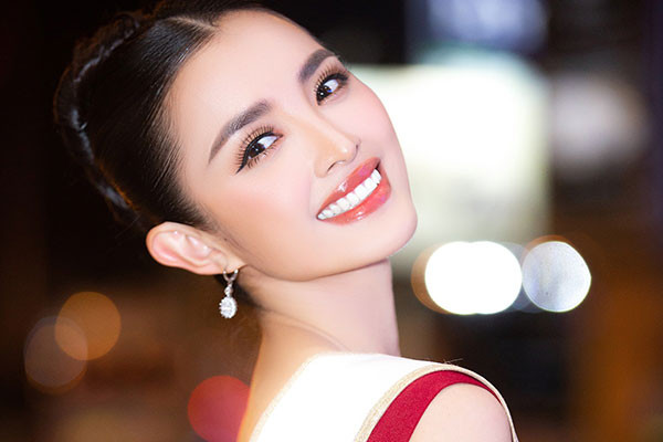 Hoa hậu Siêu quốc gia 2013 xuất hiện rạng rỡ khi đến Việt Nam