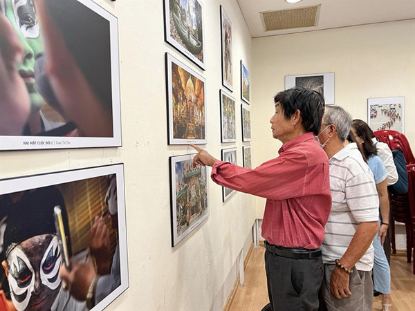 Photography brings women artists together