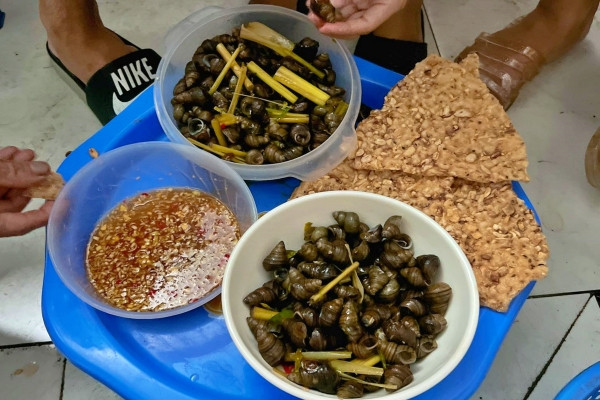 Bữa tiệc 30.000 đồng của 9 phụ nữ và món quà khiến vợ rơi nước mắt