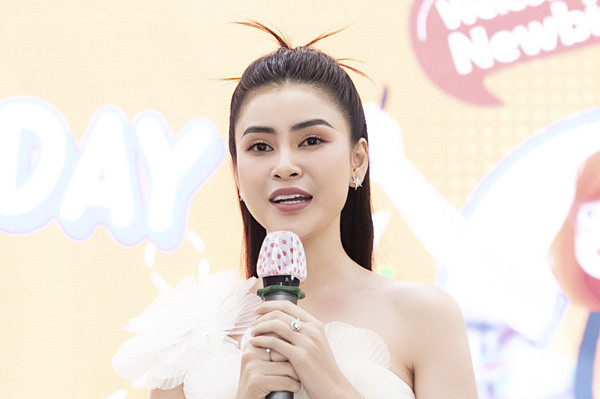 Hoa hậu Lý Kim Thảo về trường cũ kể chứng sợ đám đông