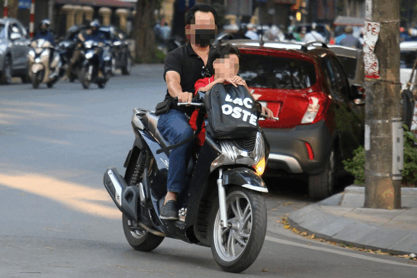 Học sinh Hà Nội đi xe phân khối lớn ra đường, phụ huynh 'đầu trần' phóng vun vút