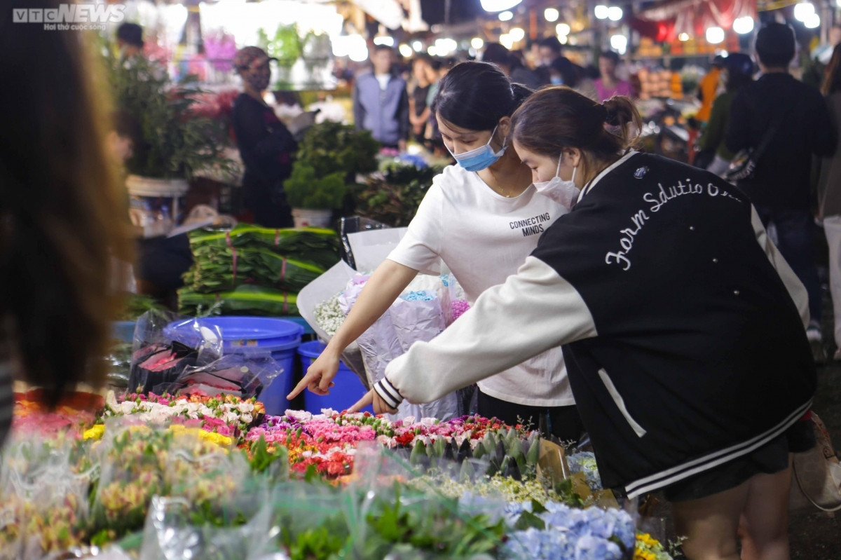 hanoi flower market busy ahead of vietnamese women s day picture 4