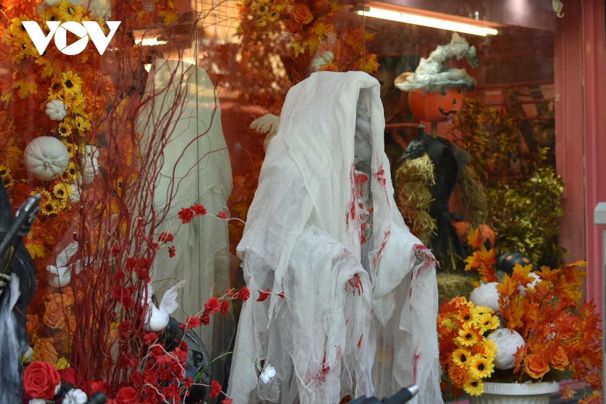hanoi street gears up ahead of halloween celebrations picture 3