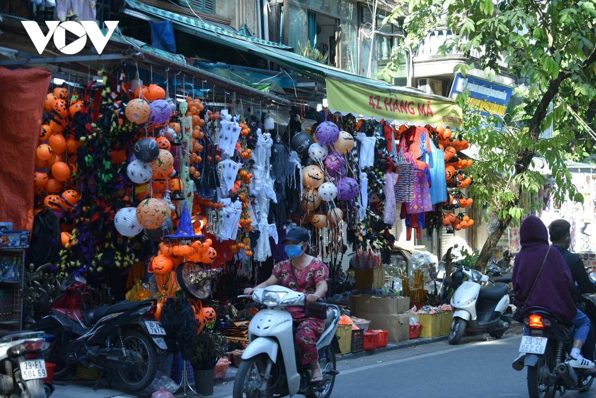hanoi street gears up ahead of halloween celebrations picture 11