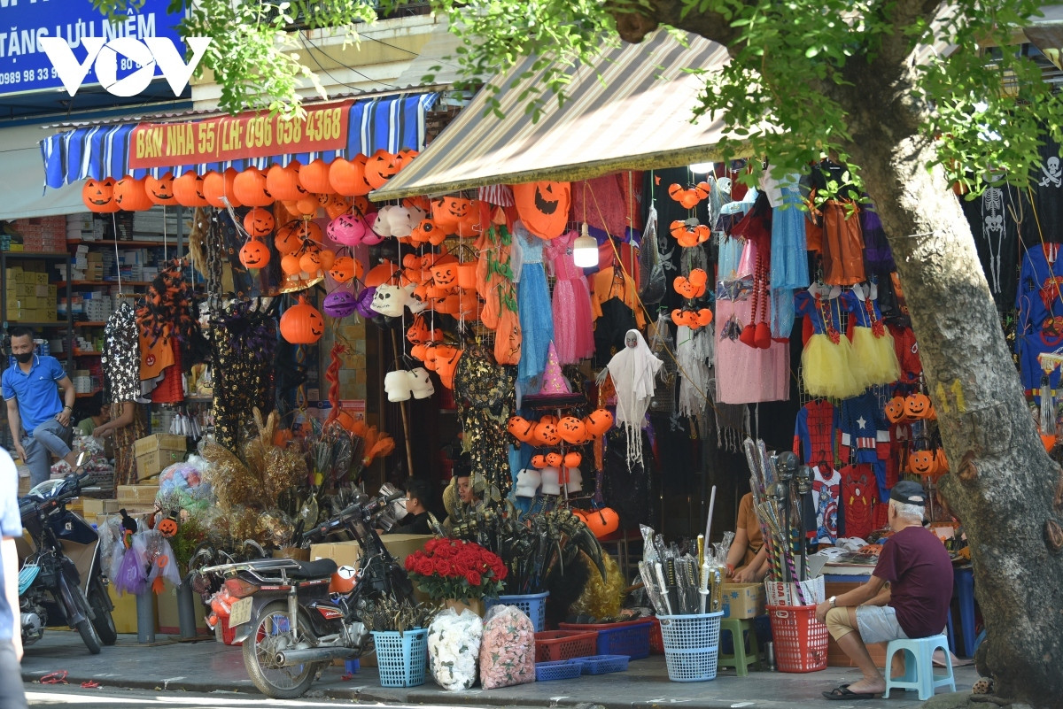 hanoi street gears up ahead of halloween celebrations picture 1