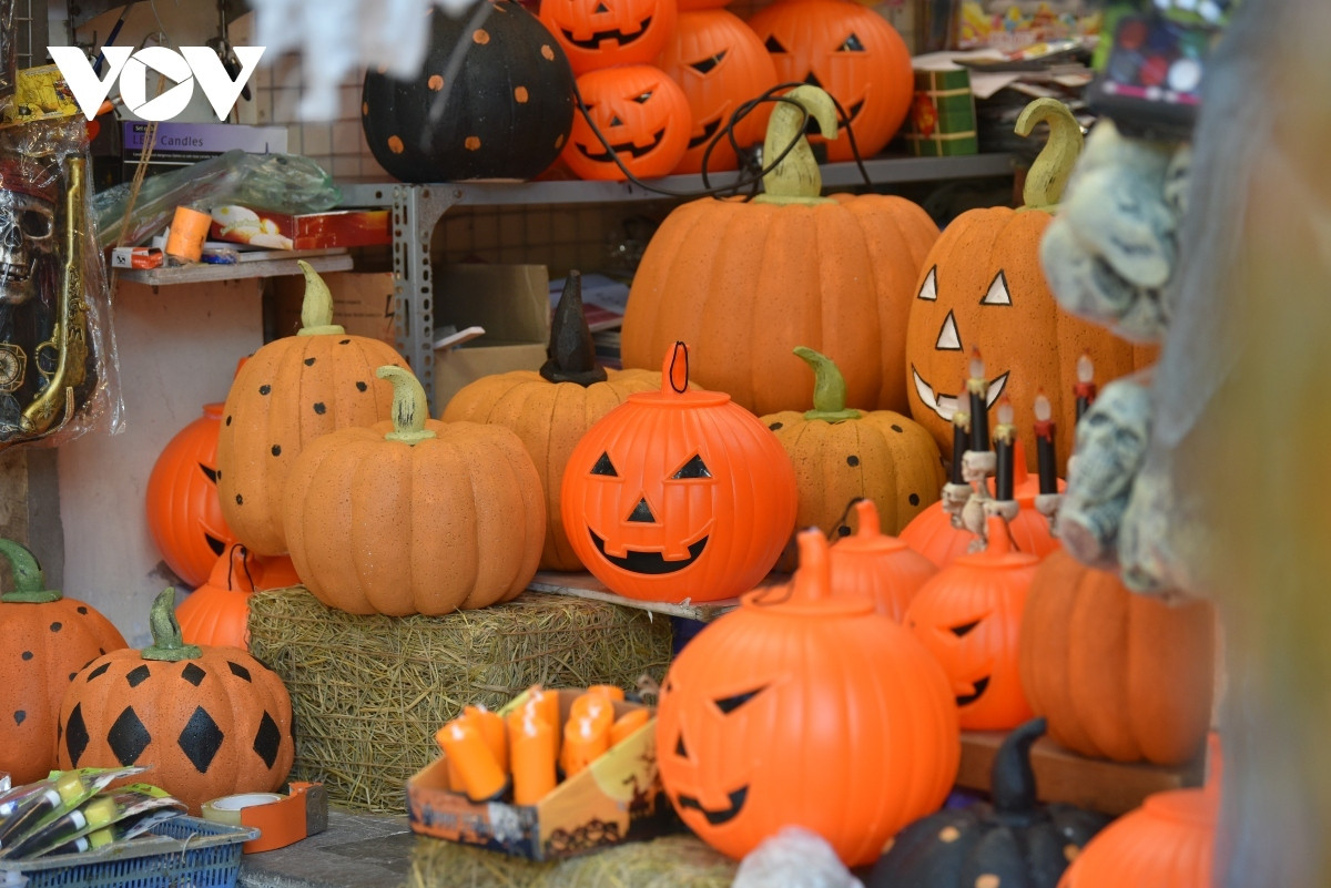 hanoi street gears up ahead of halloween celebrations picture 9