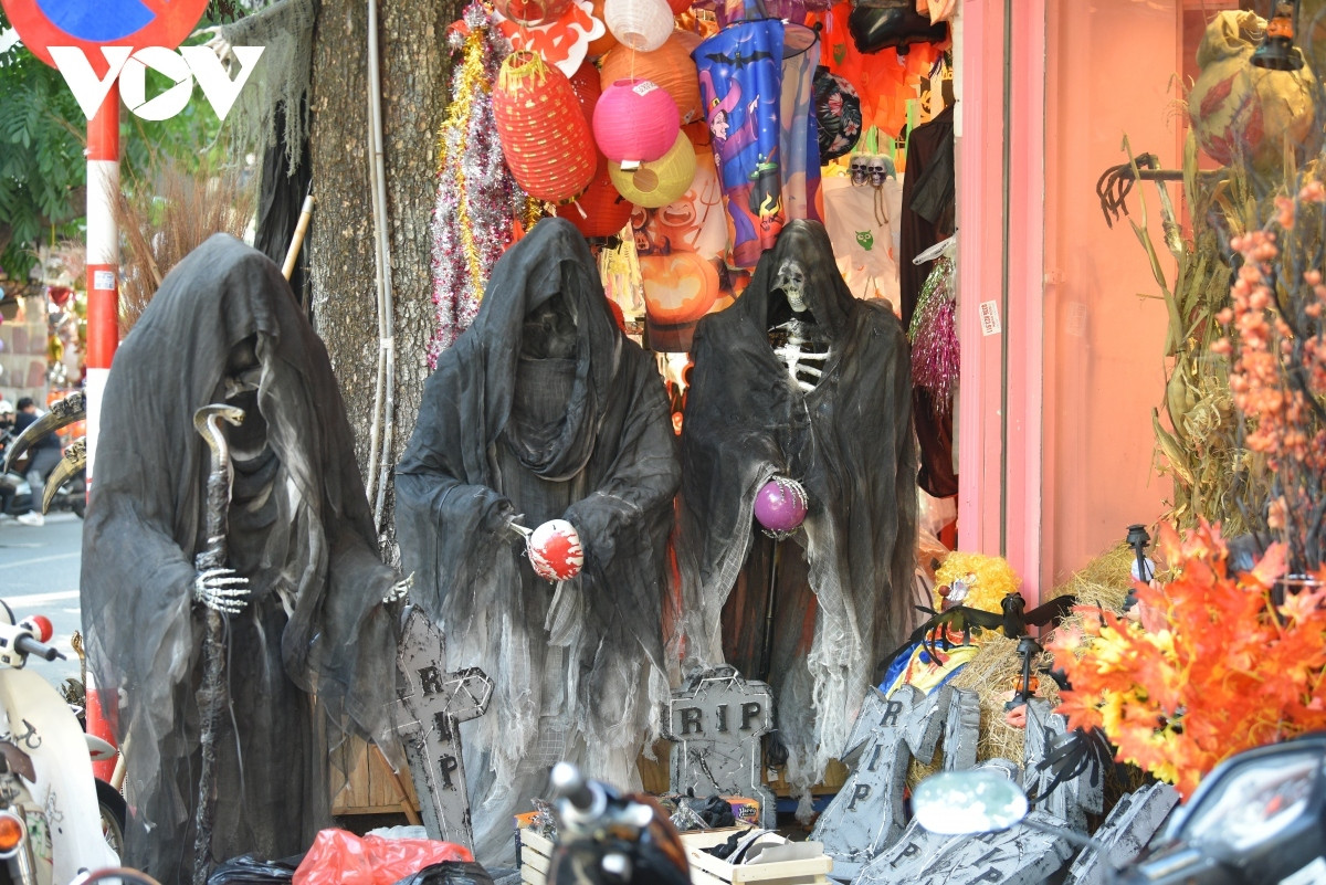 hanoi street gears up ahead of halloween celebrations picture 2