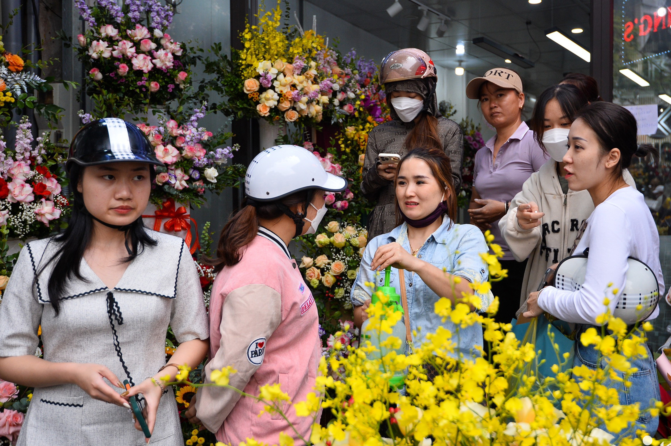 Hoa khan hiếm vì bão, tiểu thương phải nhập từ Trung Quốc về bán dịp 20/10