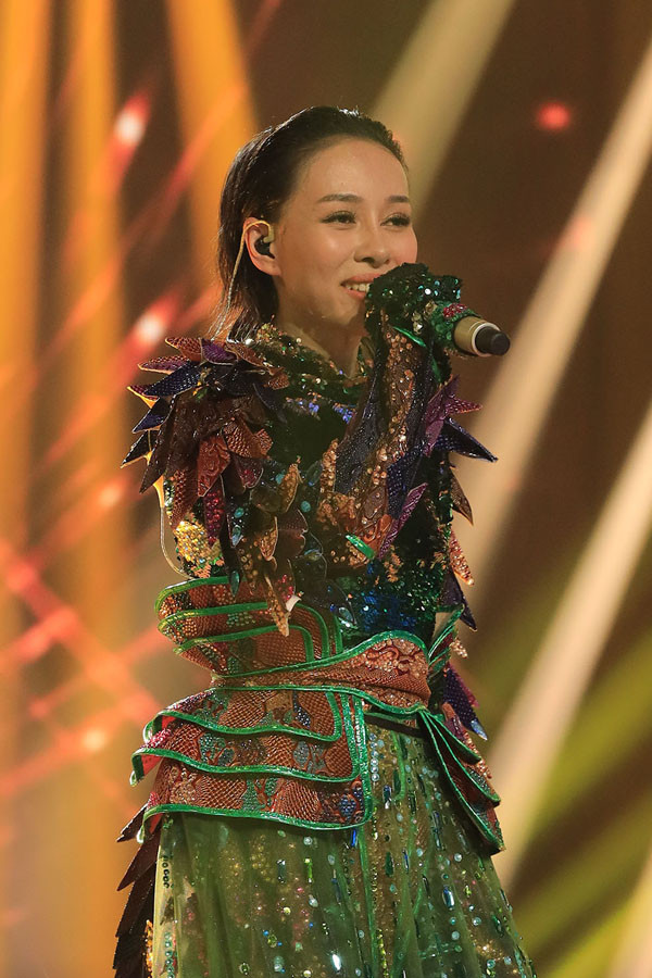 Ngô Kiến Huy khóc nức nở vì Thảo Trang hát quá lay động ở 'Ca sĩ mặt nạ':