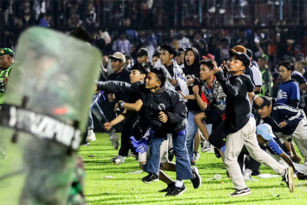 Hiện trường vụ giẫm đạp, bạo loạn trên sân cỏ ở Indonesia khiến 129 người thiệt mạng