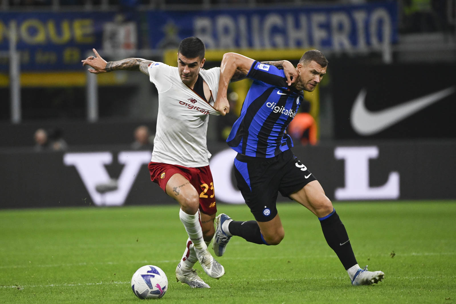 AS Roma làm khách trên sân của Inter ở vòng 8 Serie A mà không có sự dẫn dắt của HLV Jose Mourinho vì án cấm chỉ đạo