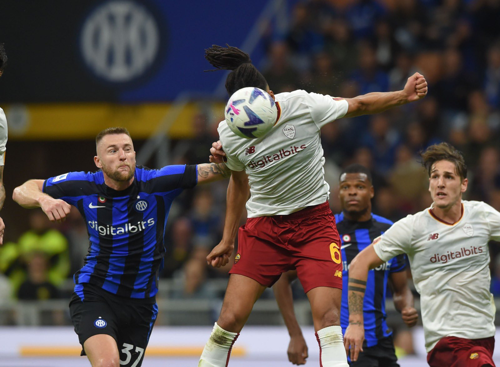 Phút 75, Pellegrini treo bóng vào trong, Chris Smalling xuất hiện, đánh đầu ghi bàn nâng tỷ số lên 2-1 cho Roma.