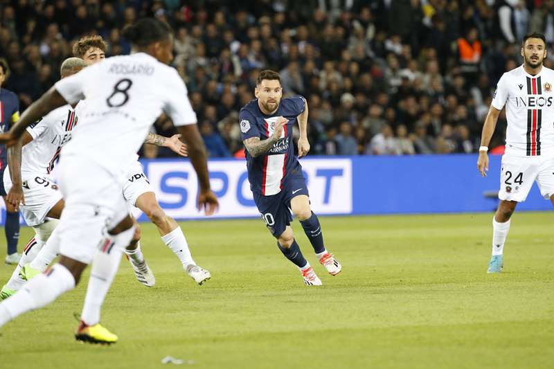 Messi thi đấu xông xáo và bị theo kèm chặt