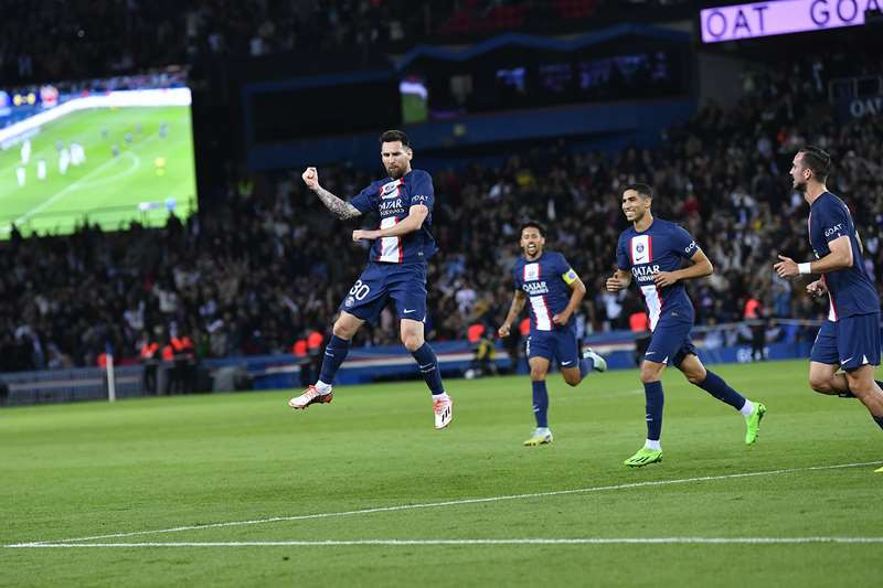 Messi lập siêu phẩm sút phạt, PSG giữ đỉnh bảng