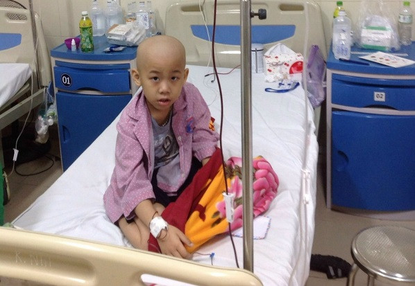 Con trai 8 tuổi bị ung thư hạch, cha nghỉ việc chẳng lo đủ tiền chữa bệnh