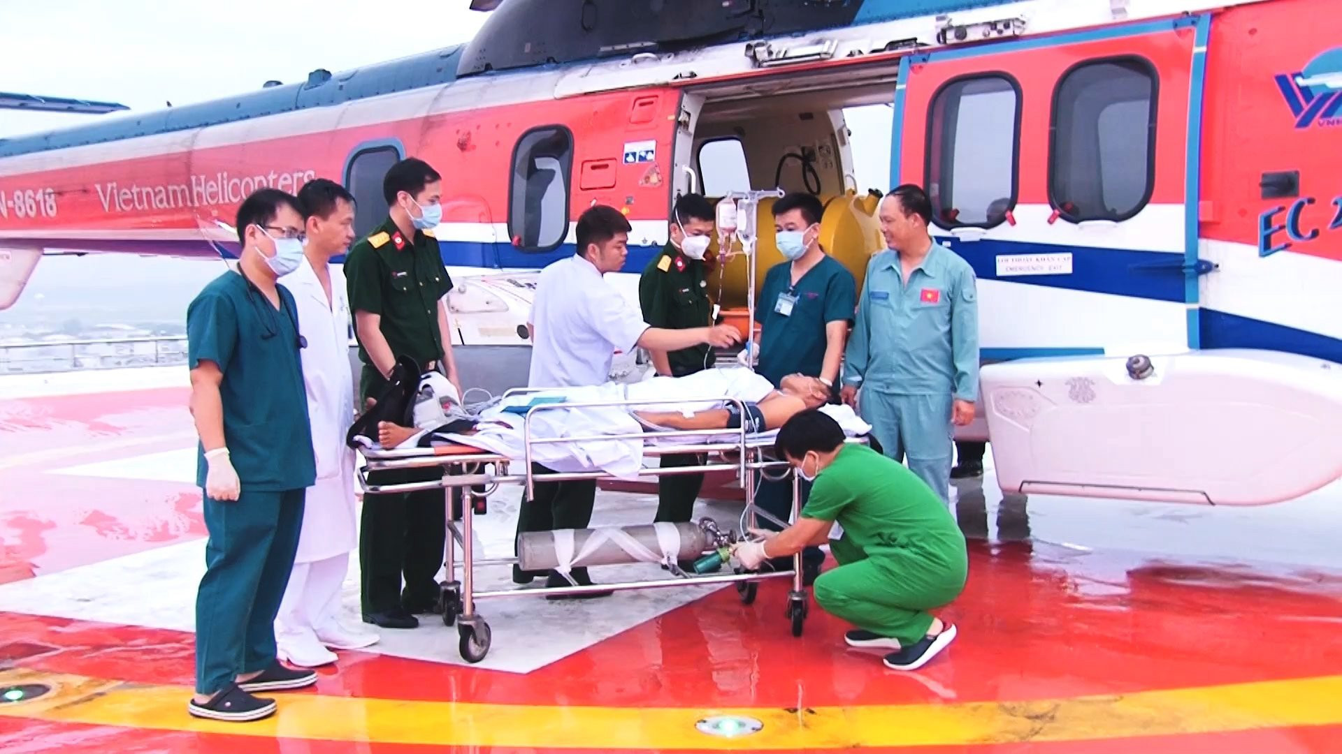 Ngư dân gặp nạn nguy kịch lúc đánh cá được trực thăng đưa vào đất liền điều trị