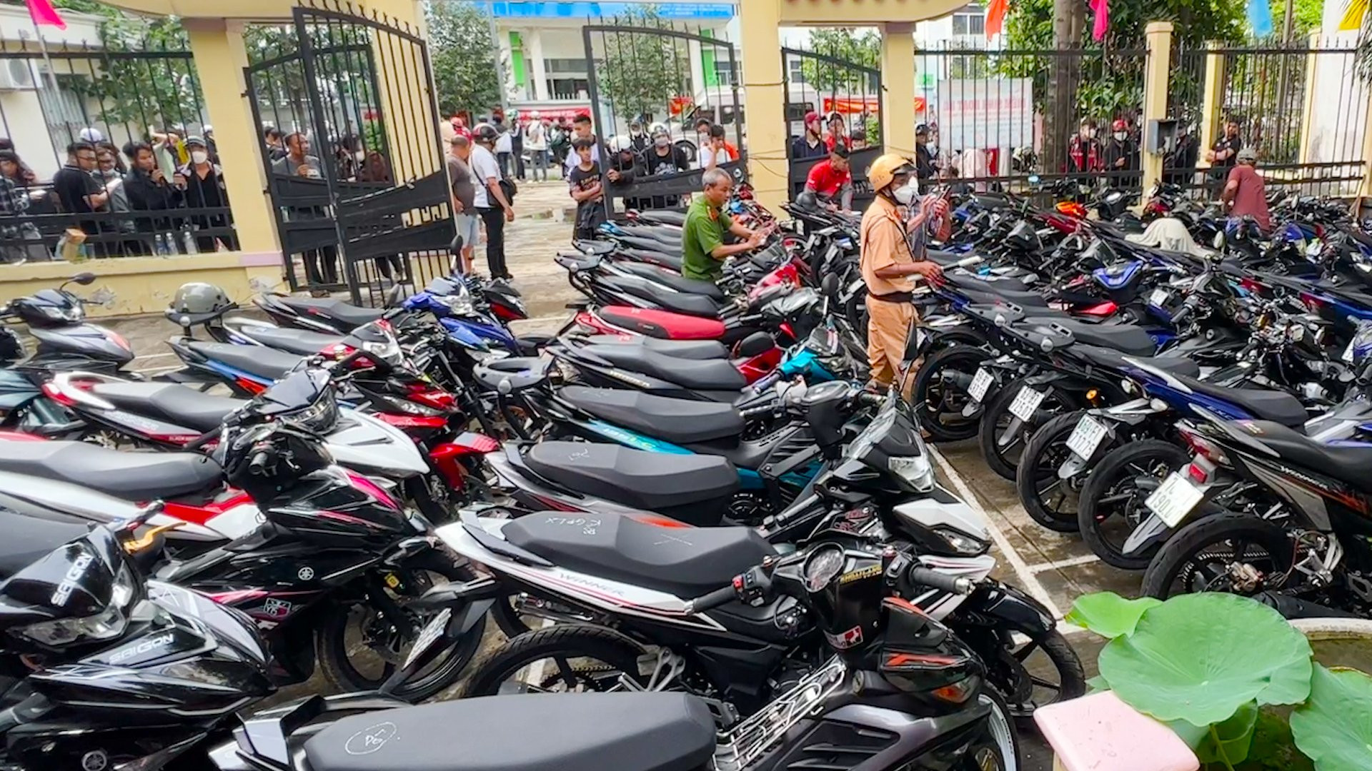 TP.HCM: Bắt giữ hàng trăm xe máy trong buổi độ có giải thưởng