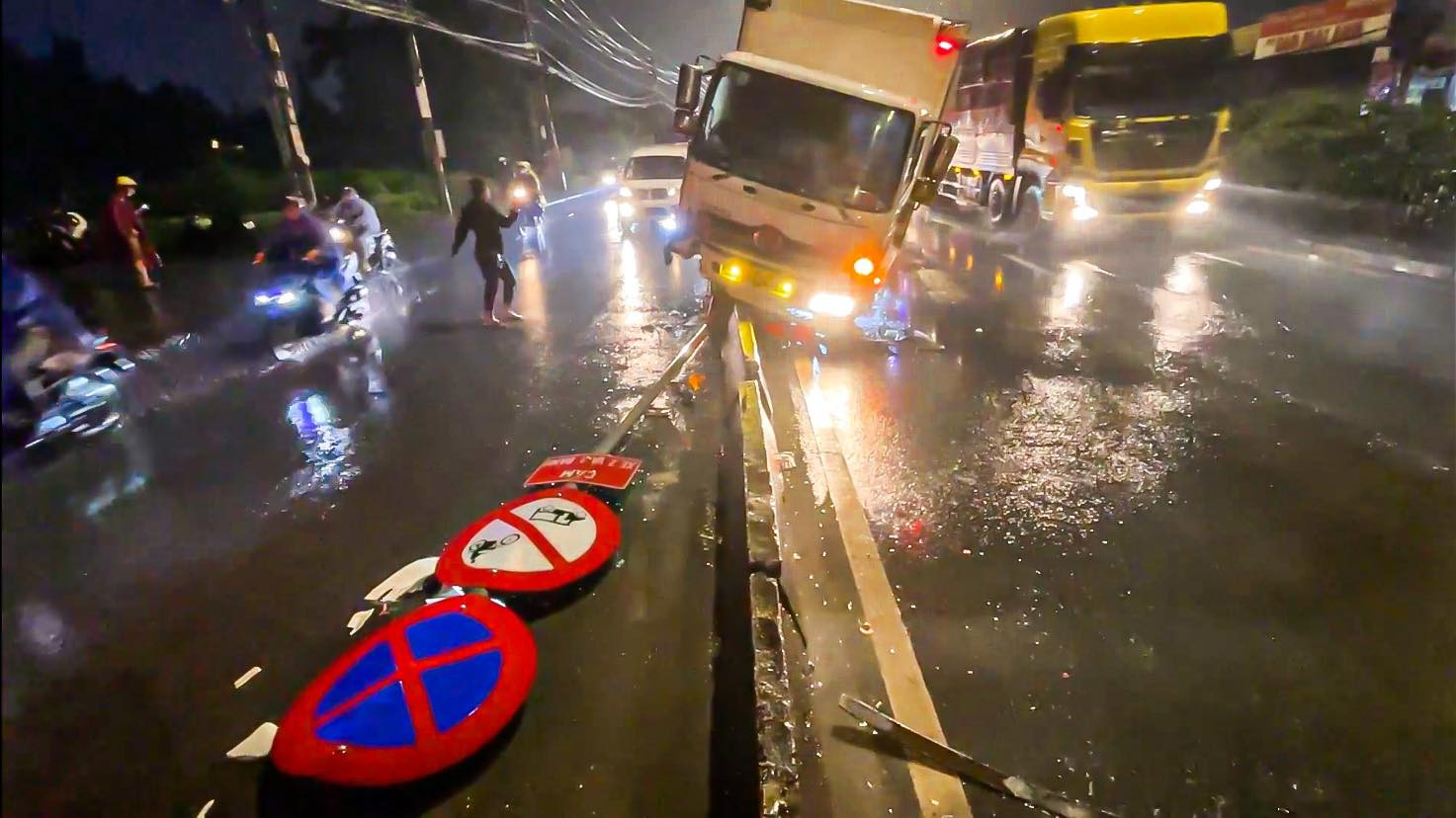 TP.HCM: Xe tải mất lái, húc gãy biển báo, tài xế kẹt trong cabin