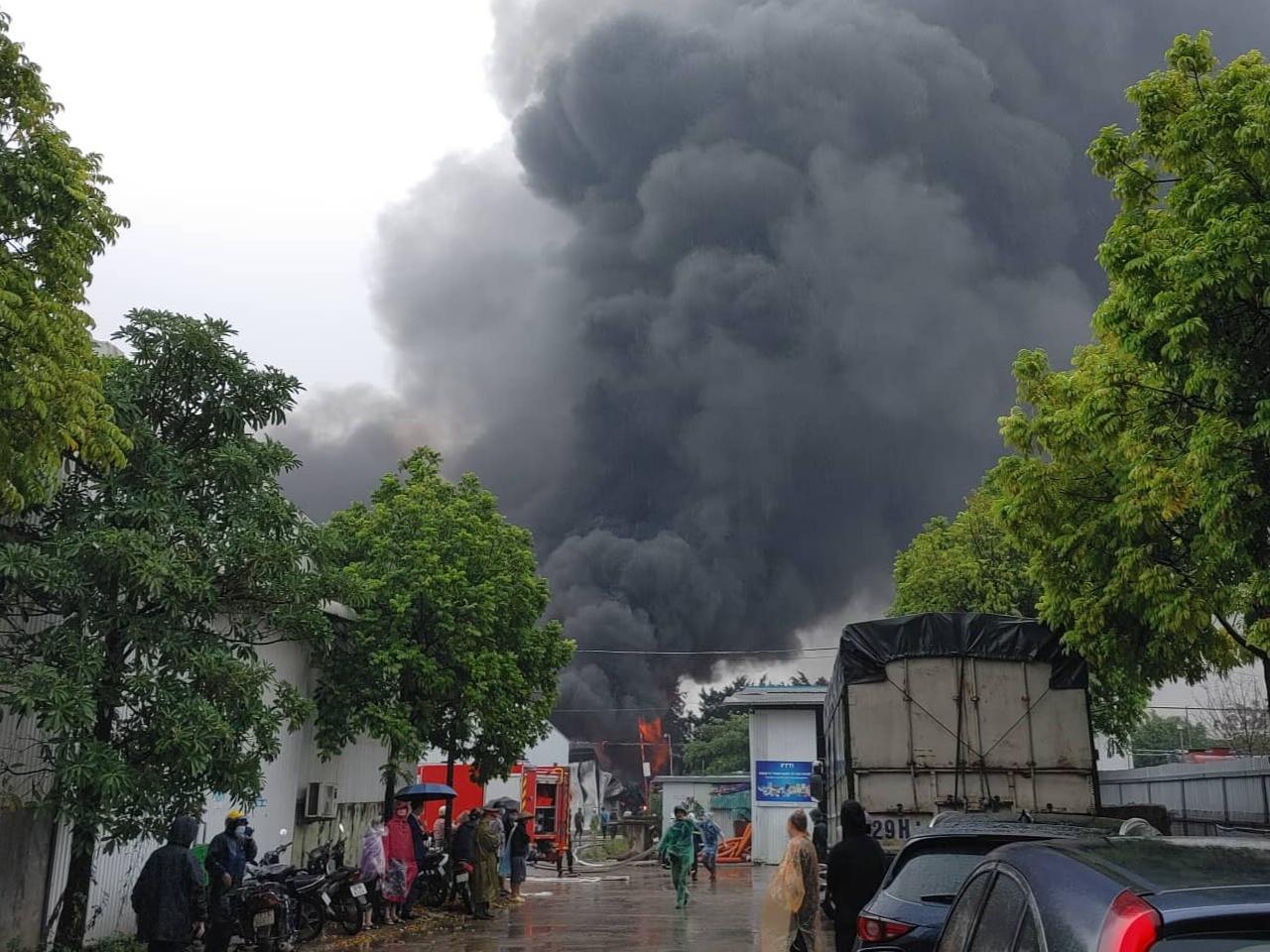 Cháy kho ở Hà Nội khói bốc ngùn ngụt, có người thiệt mạng