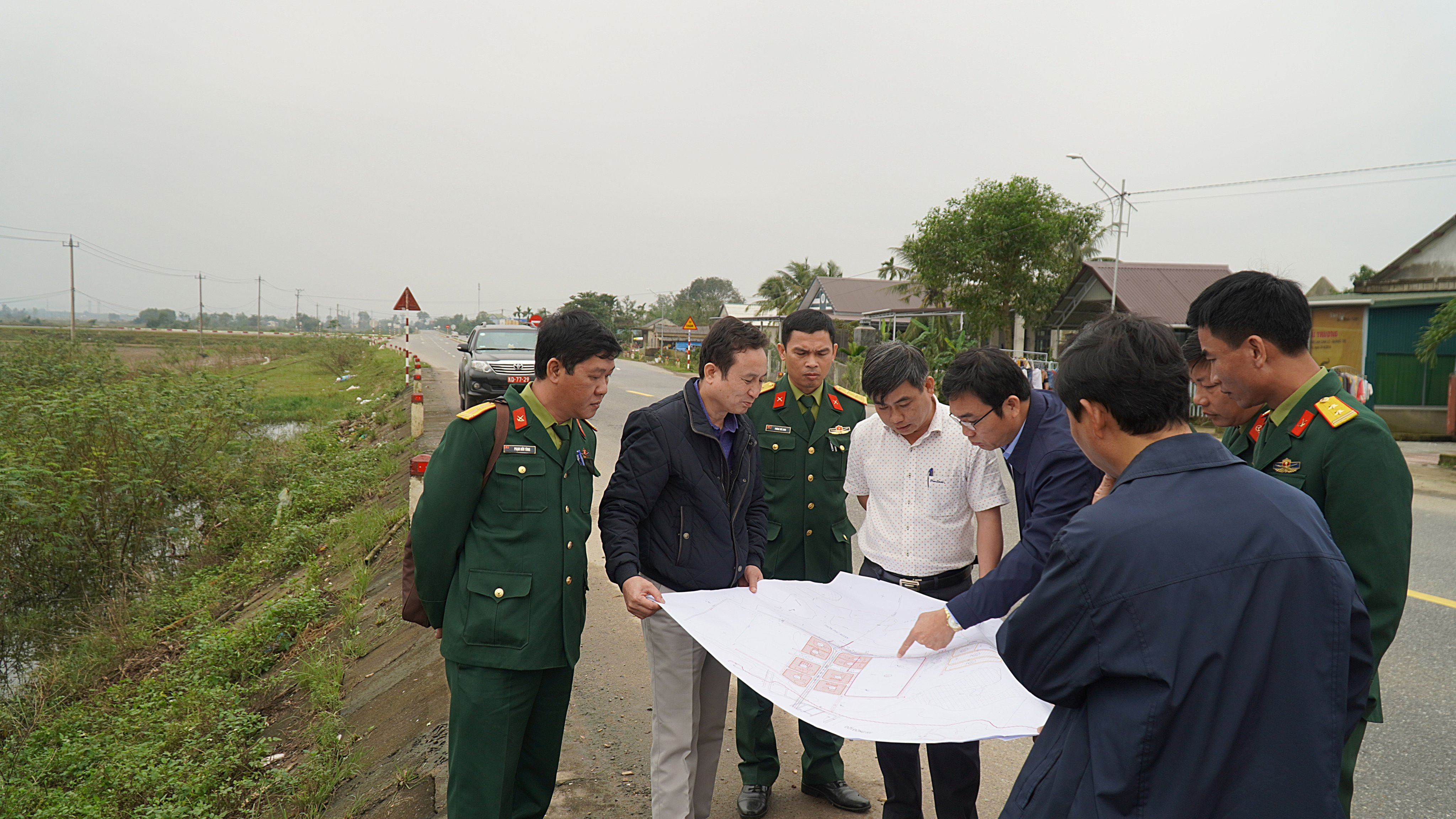 Phó Chủ tịch huyện Cam Lộ (áo trắng) cùng đại diện chủ đầu tư khảo sát hiện trạng nơi xây dựng Bệnh viện Quân y 550 tỷ đồng. Ảnh H.L