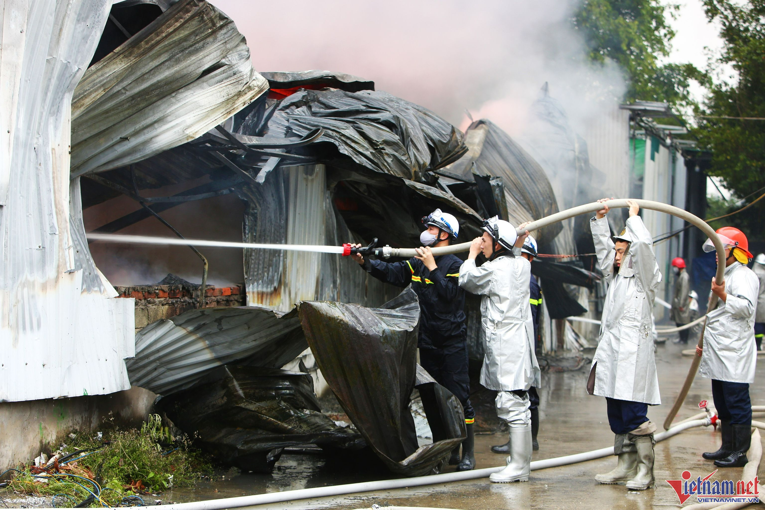 Vụ cháy kho ở Hà Nội: 1 người tử vong, 800m2 nhà xưởng bị thiêu rụi
