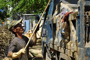 Người đàn ông nghỉ việc, giúp dân Đà Nẵng dọn bùn, rác sau trận lụt lịch sử