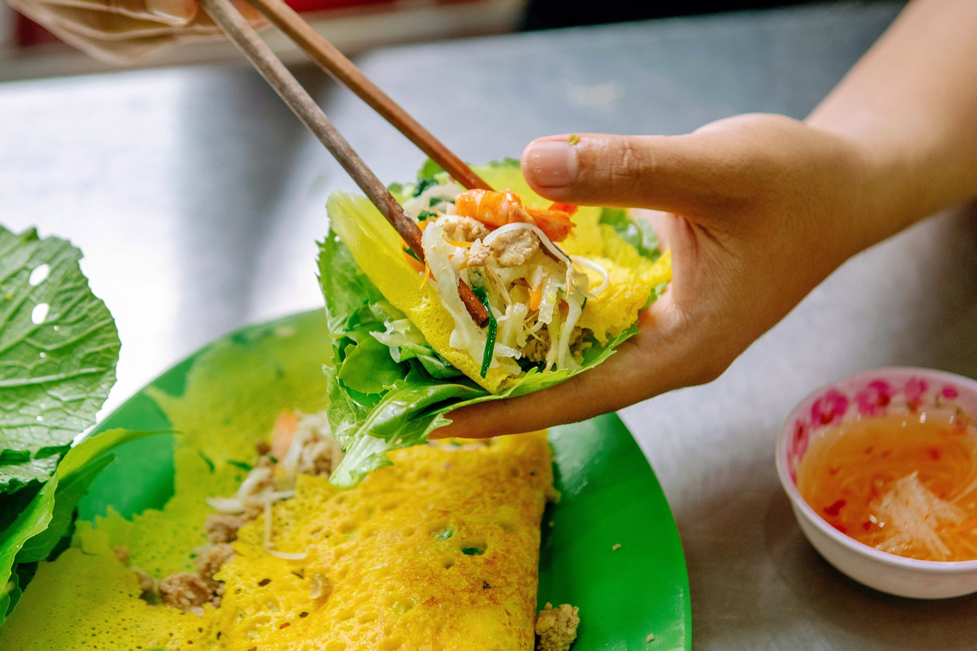 Nem lụi là món ăn truyền thống của miền Trung Việt Nam, với những miếng thịt nướng thơm ngon được cuộn bọc trong lá chuối. Khi ăn, bạn có thể thêm vào chén nước chấm để tăng thêm hương vị cho món ăn. Xem hình ảnh để khám phá thêm về đặc sản này.
