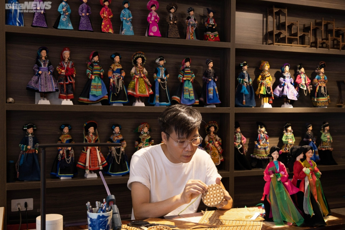 hanoian artist preserves costume culture of 54 ethnic groups through dolls picture 2