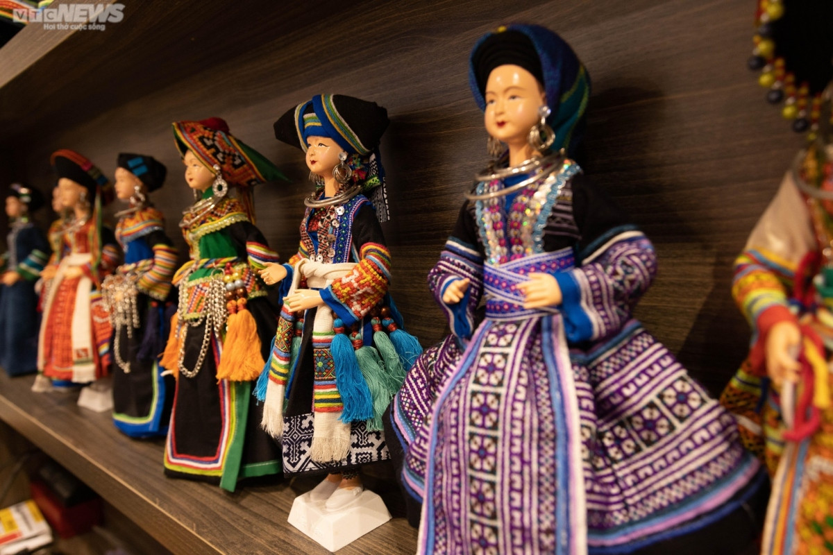 hanoian artist preserves costume culture of 54 ethnic groups through dolls picture 3