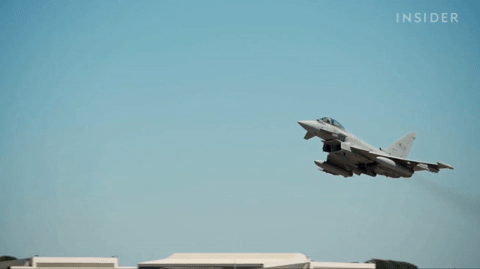 Video cách phi công thoát nạn khi chiến đấu cơ sắp nổ tung