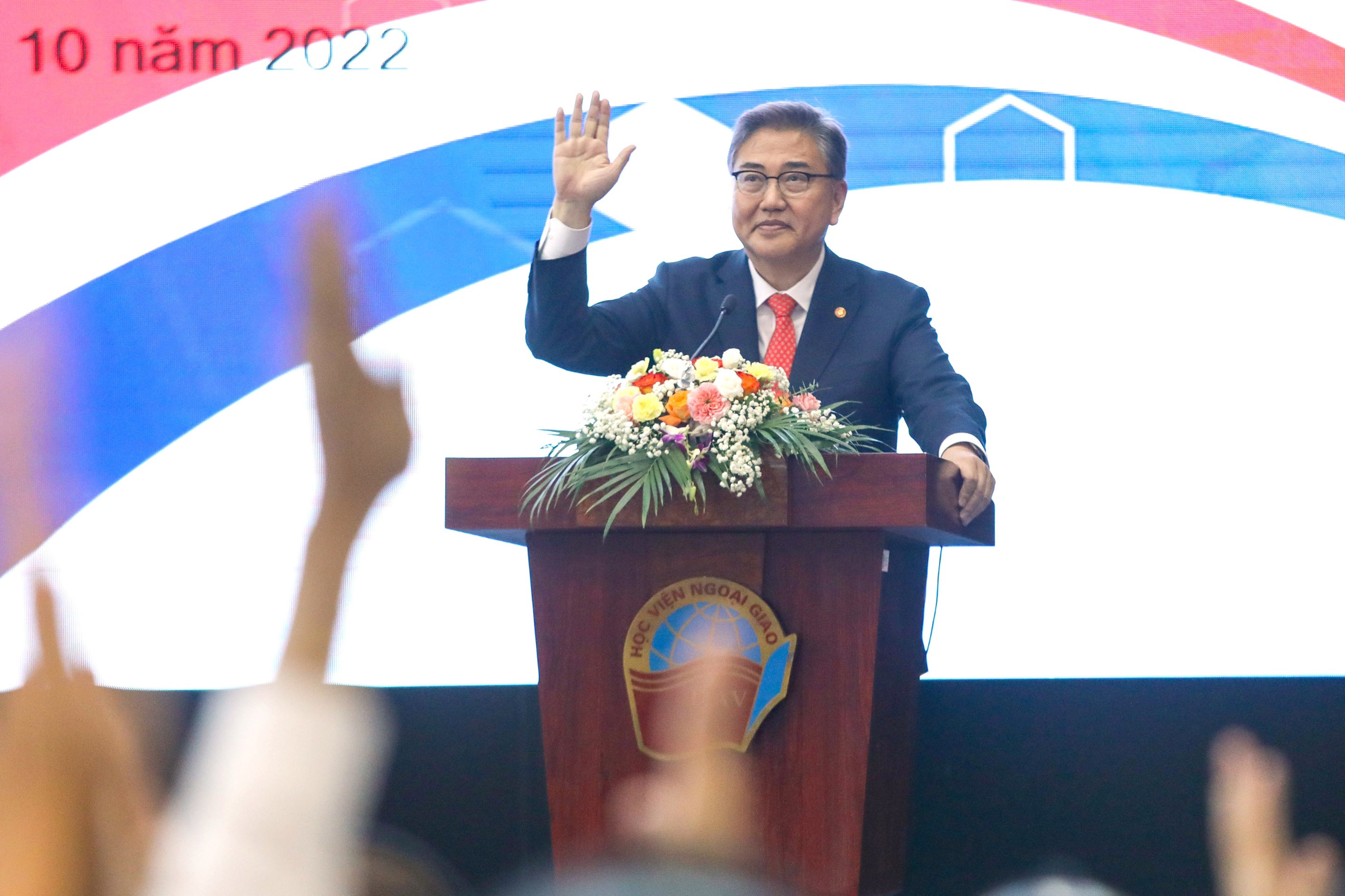 한국의 장관은 젊은 사람들 사이의 관계를 증진하는 포와 반미를 좋아합니다.