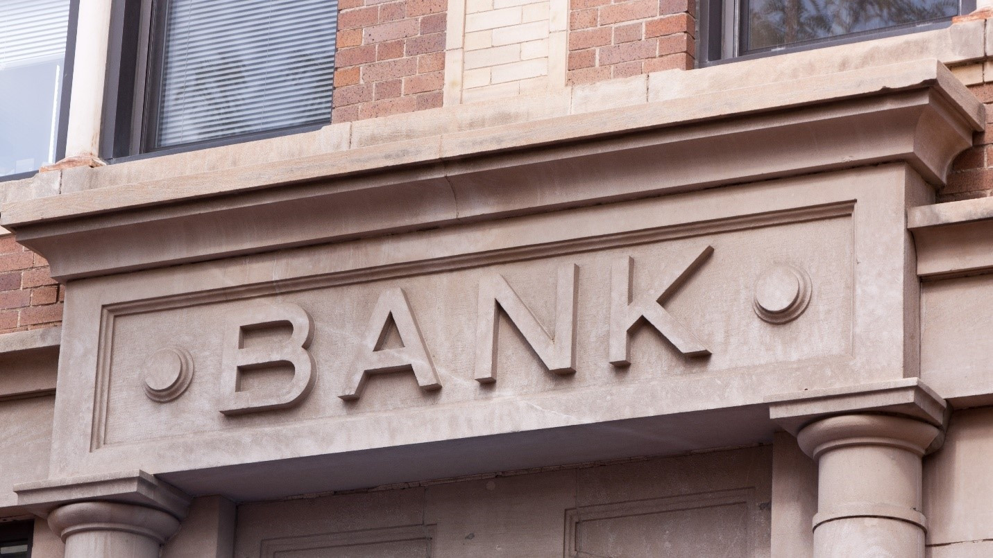 Which banks lead international risk management standards?