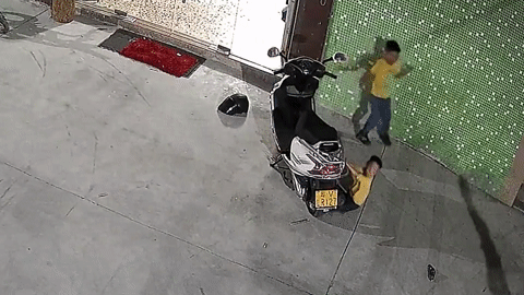Phản ứng nhanh của 2 cậu bé giải cứu em trai bị chiếc xe máy đè trúng