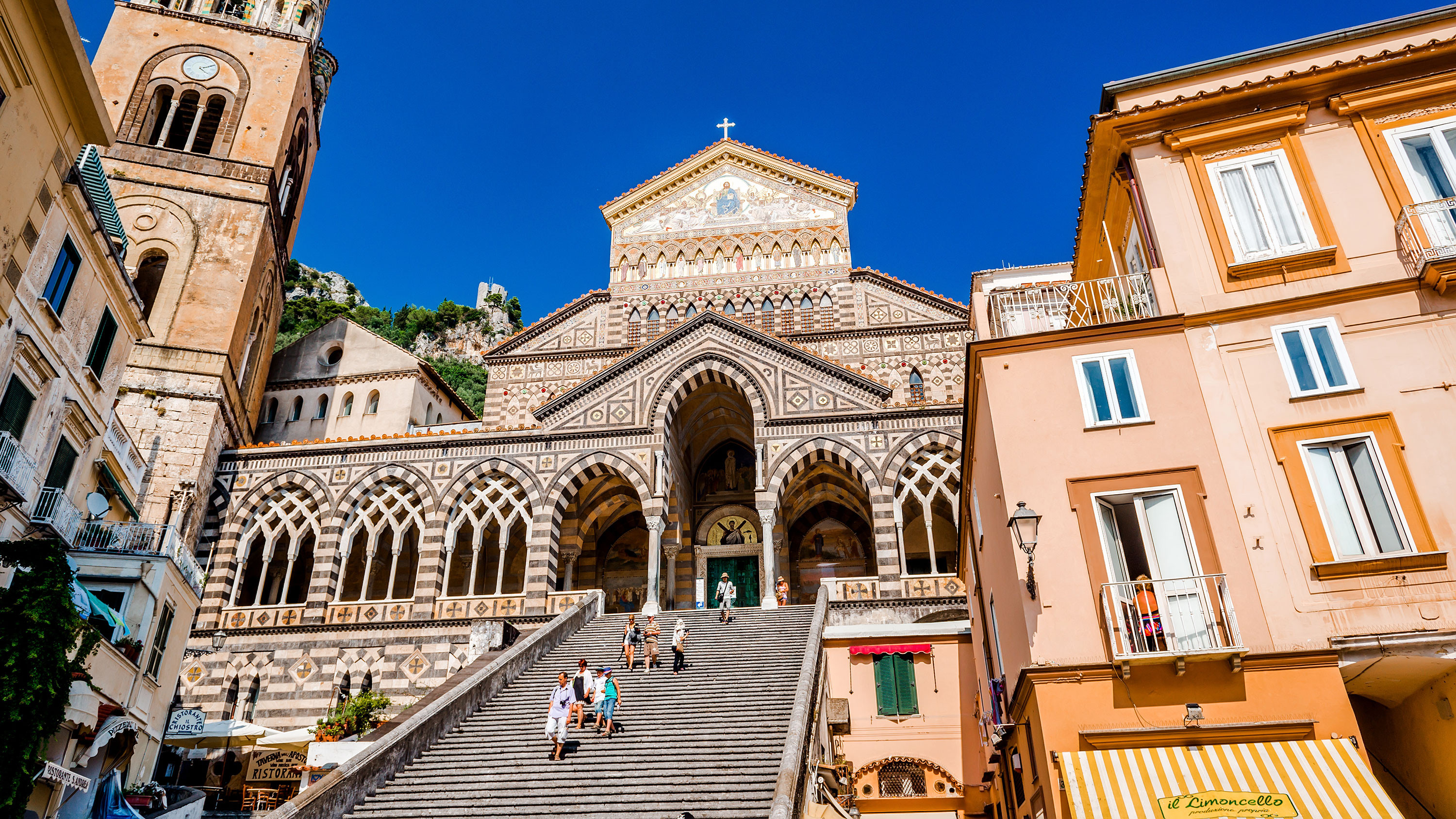 Du khách khỏa thân, tạo dáng phản cảm trước nhà thờ cổ kính của Italy