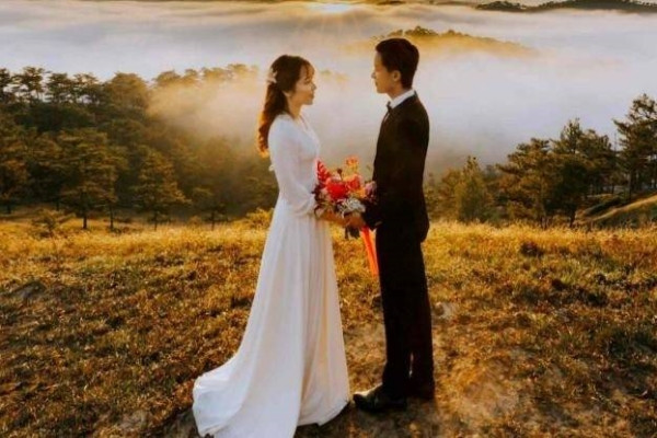 Từ nhà hàng xóm về, chồng đột ngột giao hết tài sản cho vợ giữ