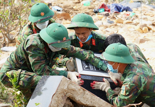 Bới đất, lật từng tảng đá tìm mộ bị vùi lấp ở nghĩa trang lớn nhất Đà Nẵng