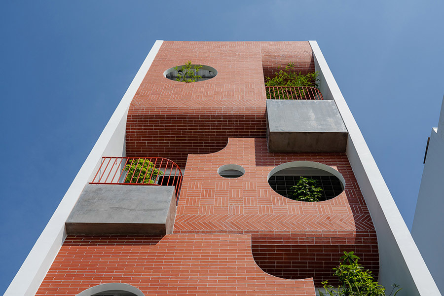 Nhà ống hướng Tây tránh được nắng nóng nhờ cách bố trí này