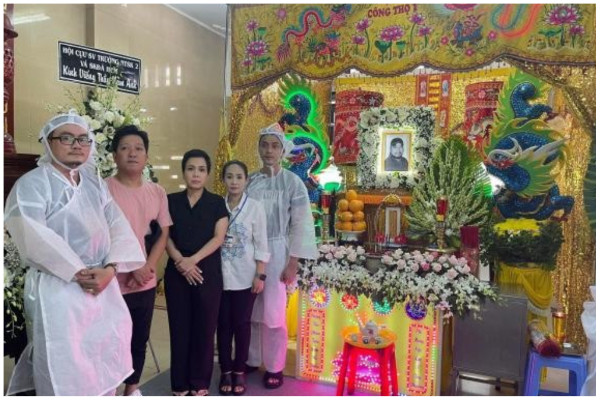 Việt Hương, Trường Giang, Đức Hải bật khóc trước linh cữu thầy Nam Anh