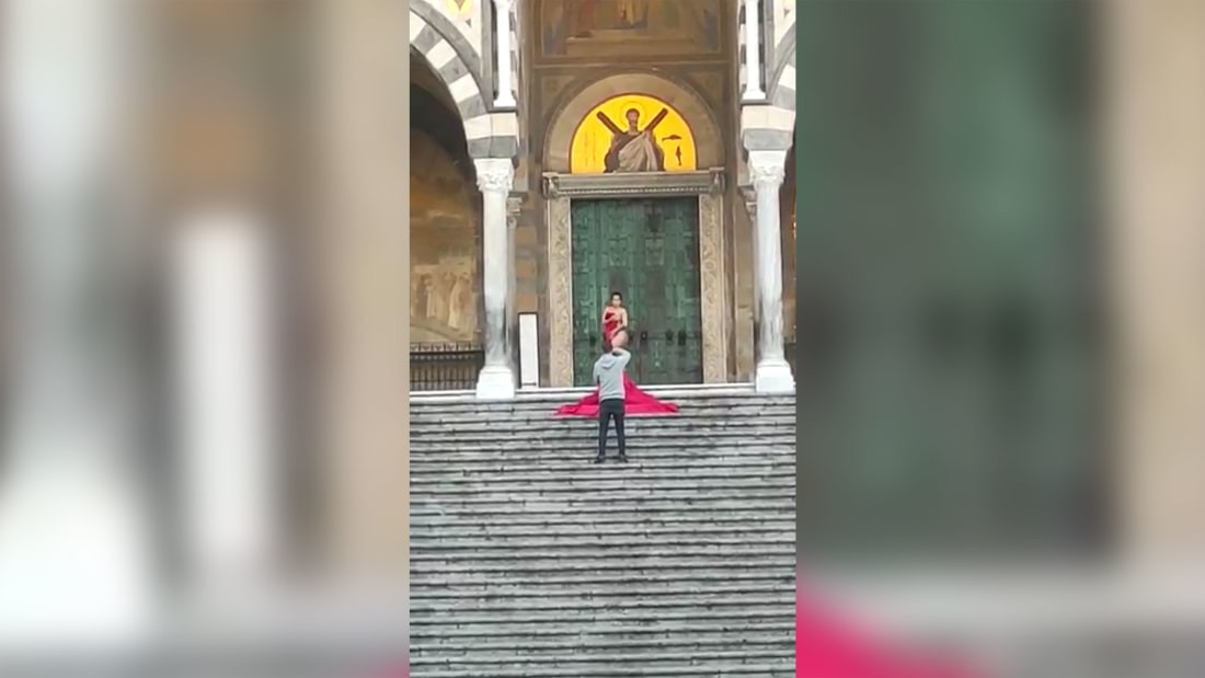 Du khách khỏa thân, tạo dáng phản cảm trước nhà thờ cổ kính của Italy