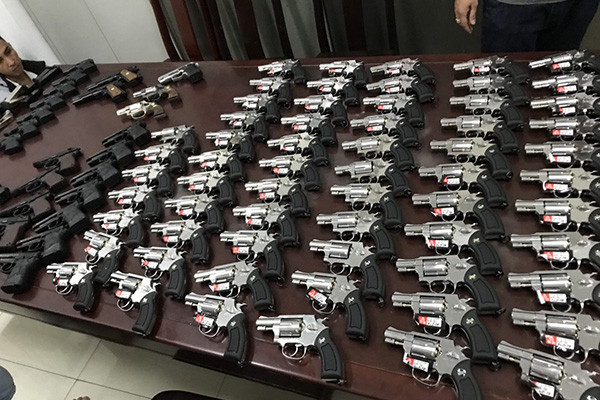 Bắt người phụ nữ, thu giữ 229 khẩu súng và kho đạn