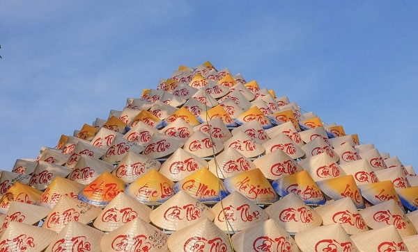 Giant calligraphy hat breaks record as largest in Vietnam