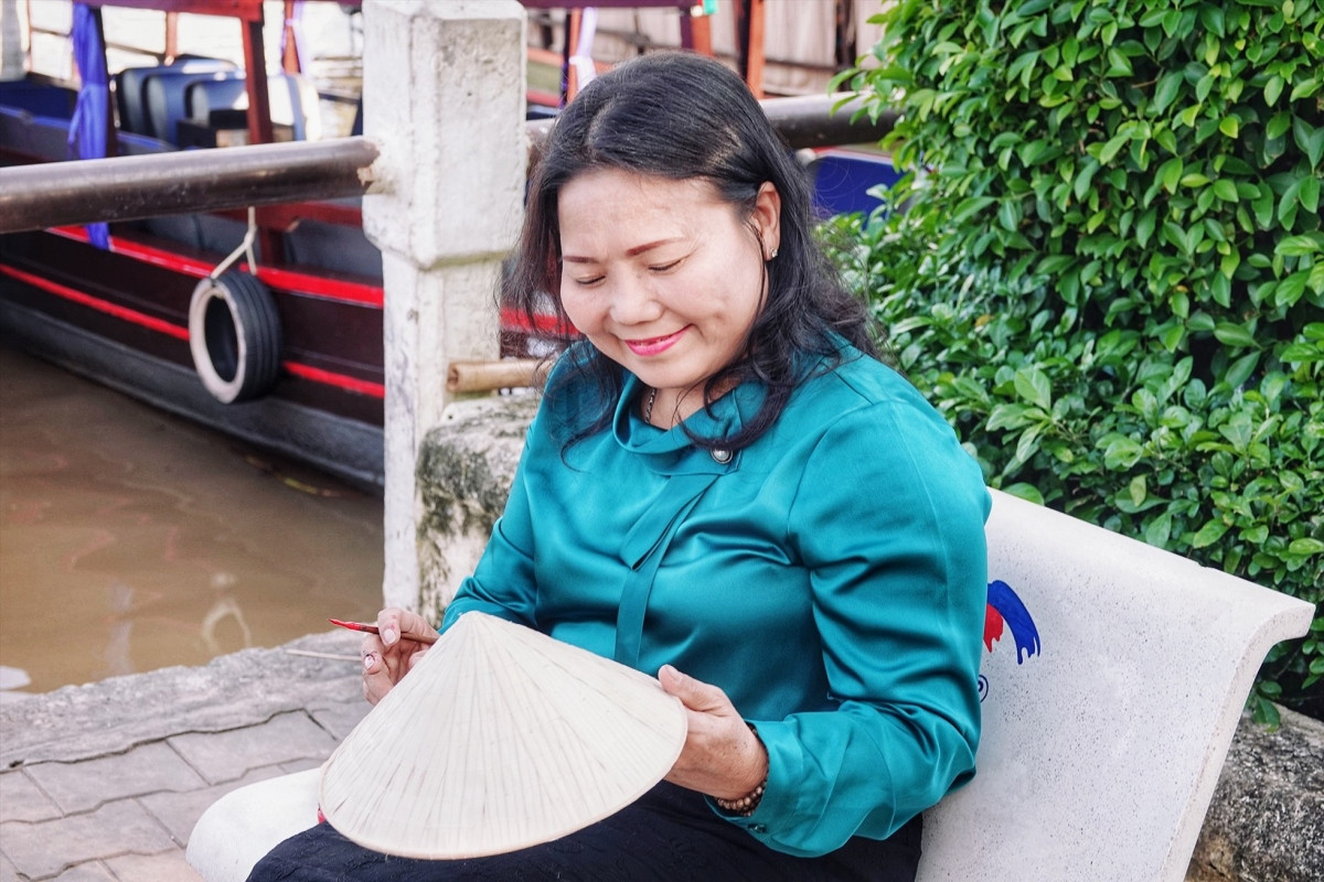 giant calligraphy hat breaks record as largest in vietnam picture 5