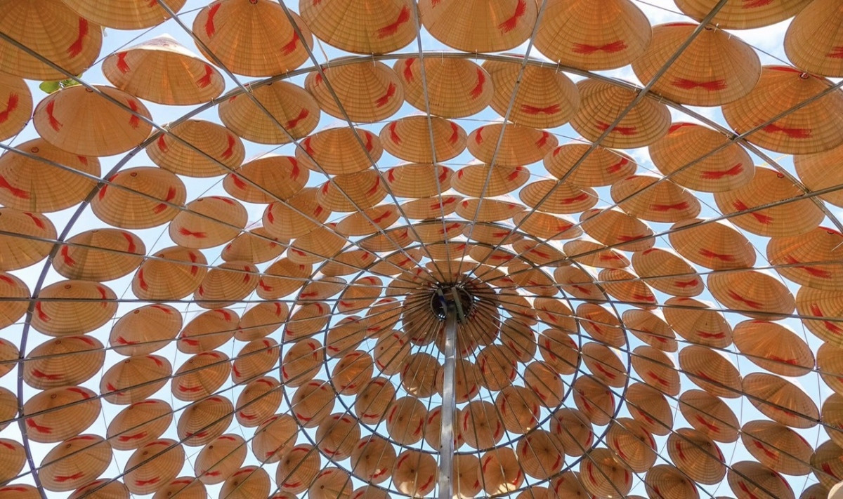 giant calligraphy hat breaks record as largest in vietnam picture 6