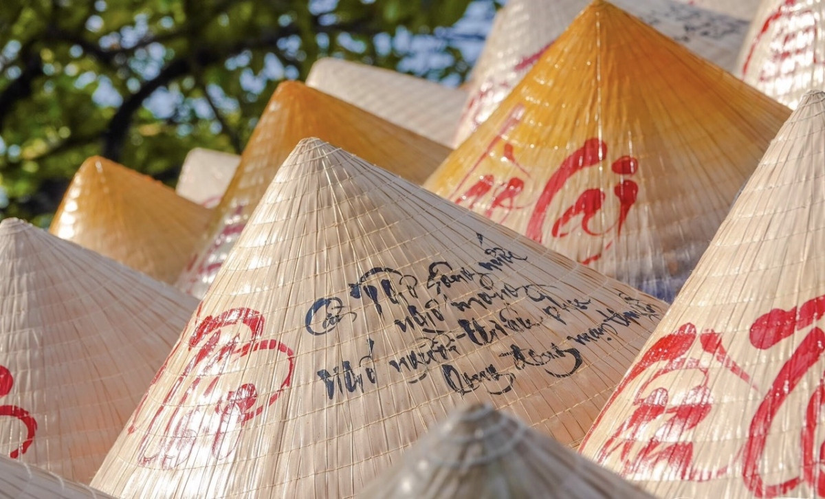 giant calligraphy hat breaks record as largest in vietnam picture 4