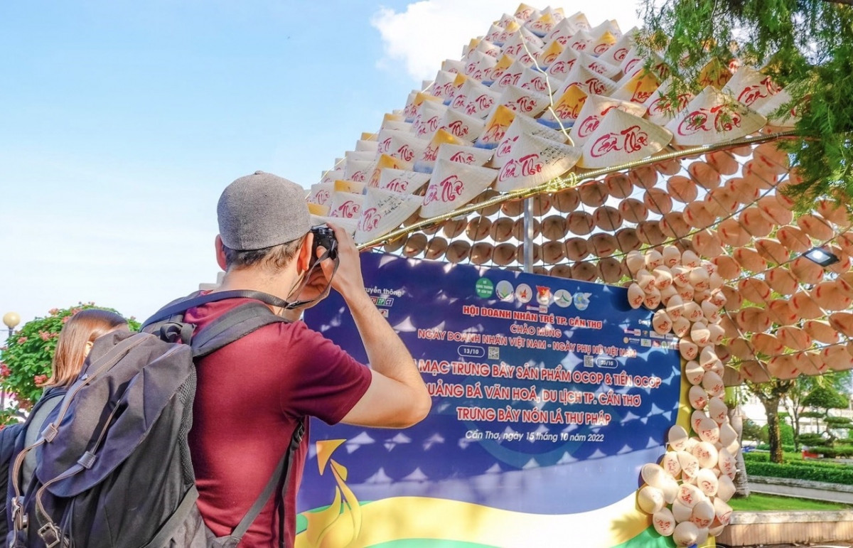 giant calligraphy hat breaks record as largest in vietnam picture 9