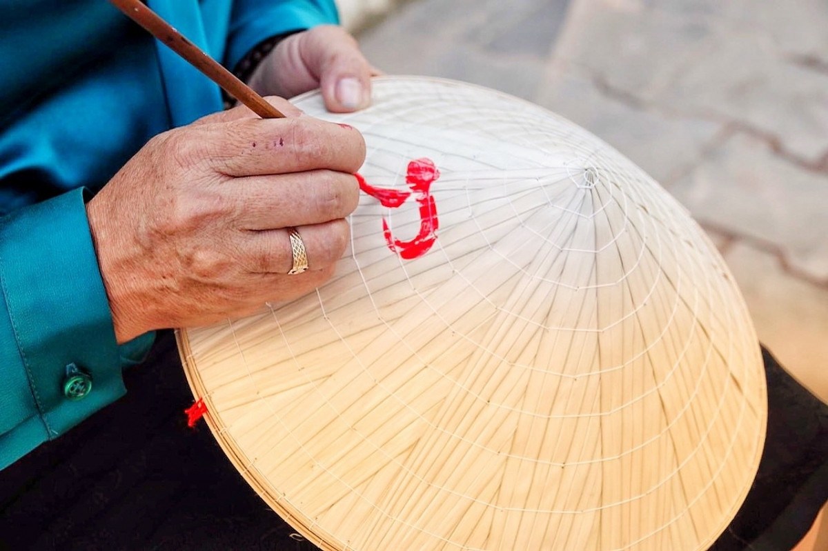 giant calligraphy hat breaks record as largest in vietnam picture 2