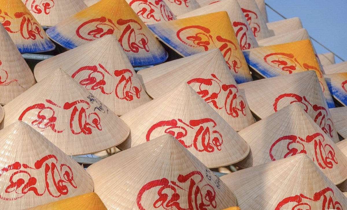 giant calligraphy hat breaks record as largest in vietnam picture 8