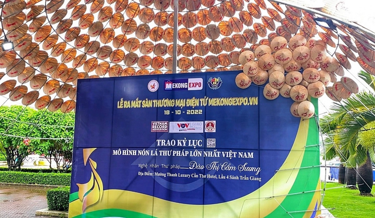giant calligraphy hat breaks record as largest in vietnam picture 10